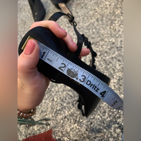 NWOT UNLISTED BY KENNETH COLE BLACK RUFFLE HEELS - Picture 4 of 4